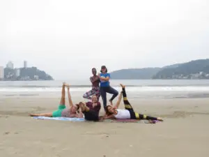 YogaTerapias Jo Barbosa Yoga na Praia Descontraçã